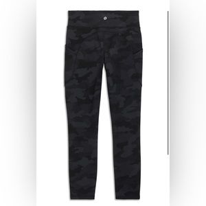 Black camo lulu leggings size 6 in perfect condition !! With pockets !!